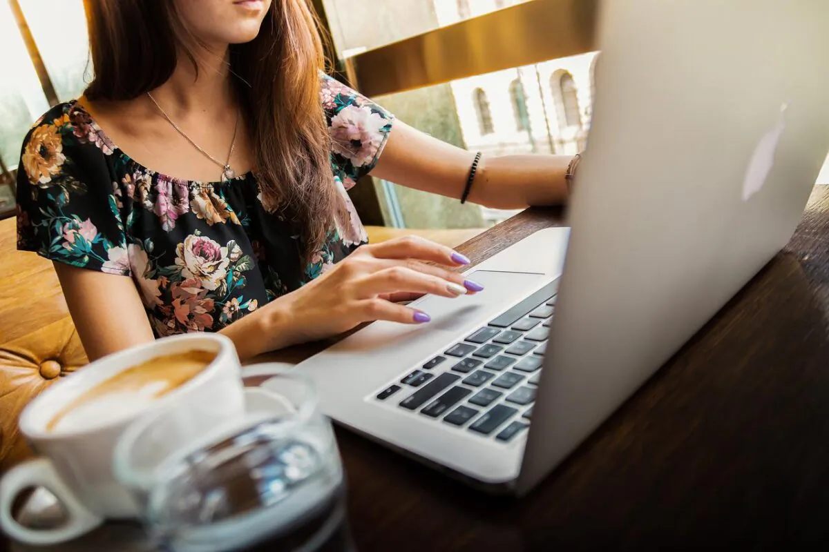 Young woman on her laptop (Pexel/