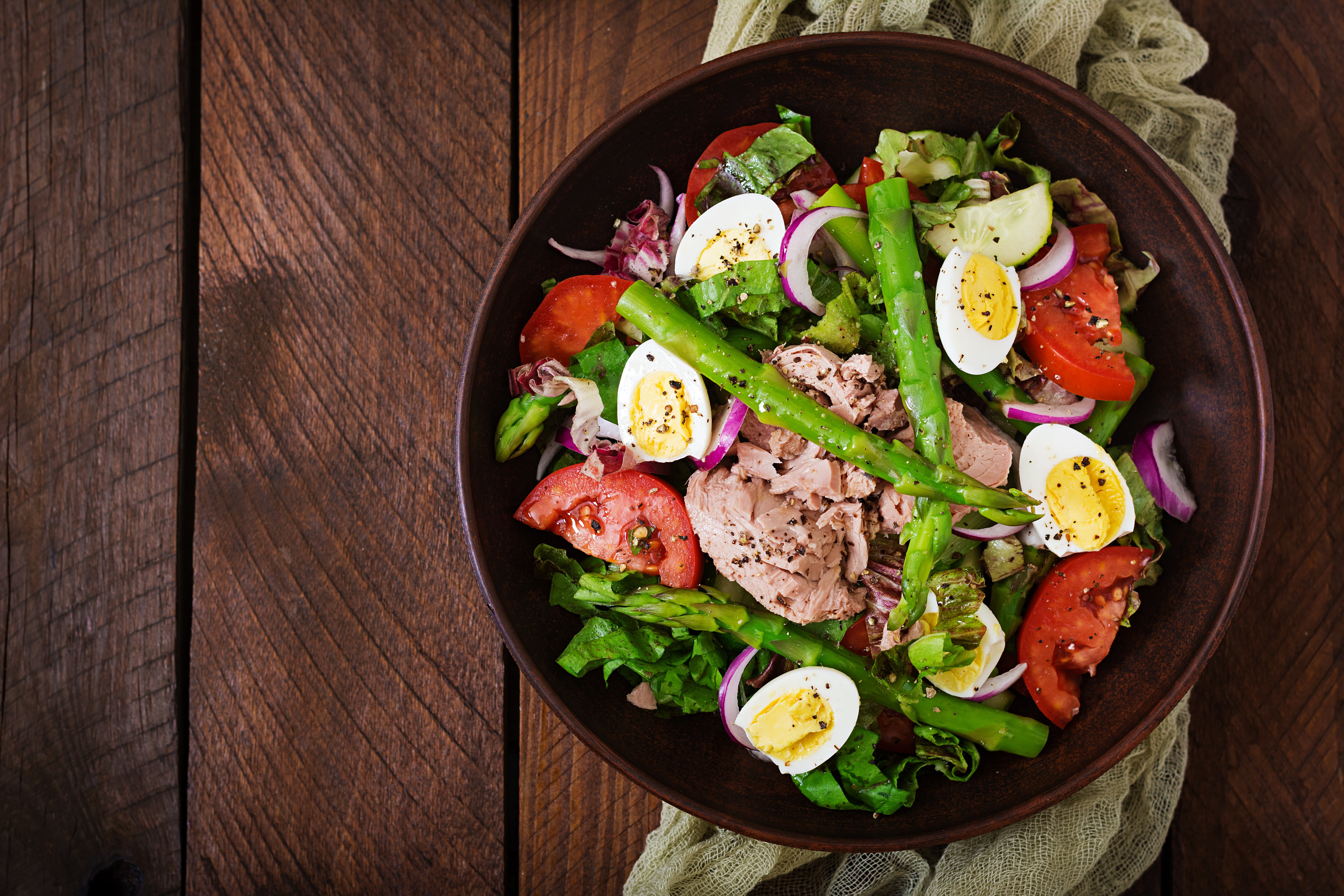 Salad with tuna, tomatoes, asparagus and onion. 