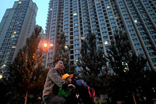 A residential complex built by Evergrande in Beijing. Since the second half of 2021, the mainland China real estate bubble has apparently burst, with property developer Evergrande bearing the brunt, followed by at least 58 real estate companies defaulting on their debts to varying degrees. (Noel Celis/AFP) 