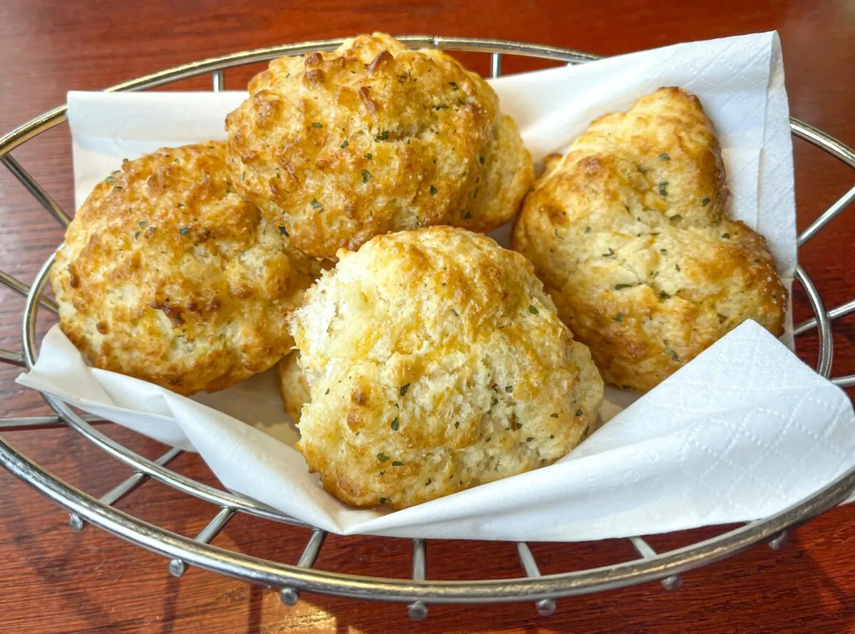 Cheddar bay biscuit recipe. (pamela_d_mcadams/iStock/Getty Images Plus)