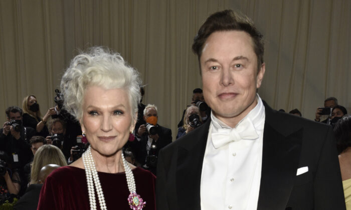 Maye Musk (L) and Elon Musk attend The Metropolitan Museum of Art's Costume Institute benefit gala celebrating the opening of the "In America: An Anthology of Fashion" exhibition in New York on May 2, 2022. (Evan Agostini/Invision/AP)