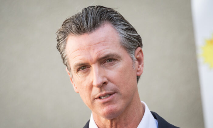 加利福尼亚州州长 Gavin Newsom 于 2021 年 11 月 10 日在加利福尼亚州洛杉矶发表讲话。（John Fredricks/时报）