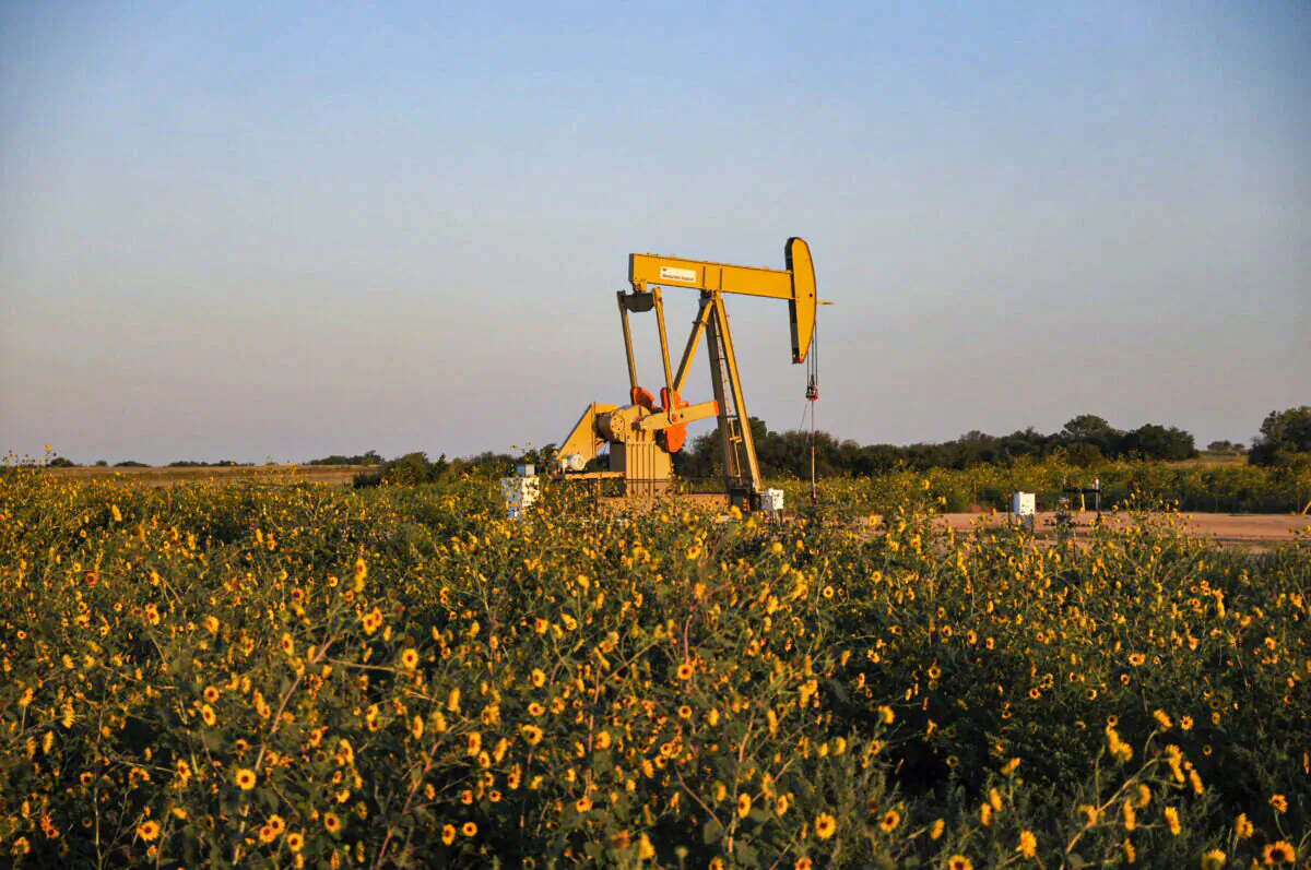 A pump jack operates at a well site leased by Devon Energy Production Company near Guthrie, Okla. on Sept. 15, 2015. (Nick Oxford/Reuters)