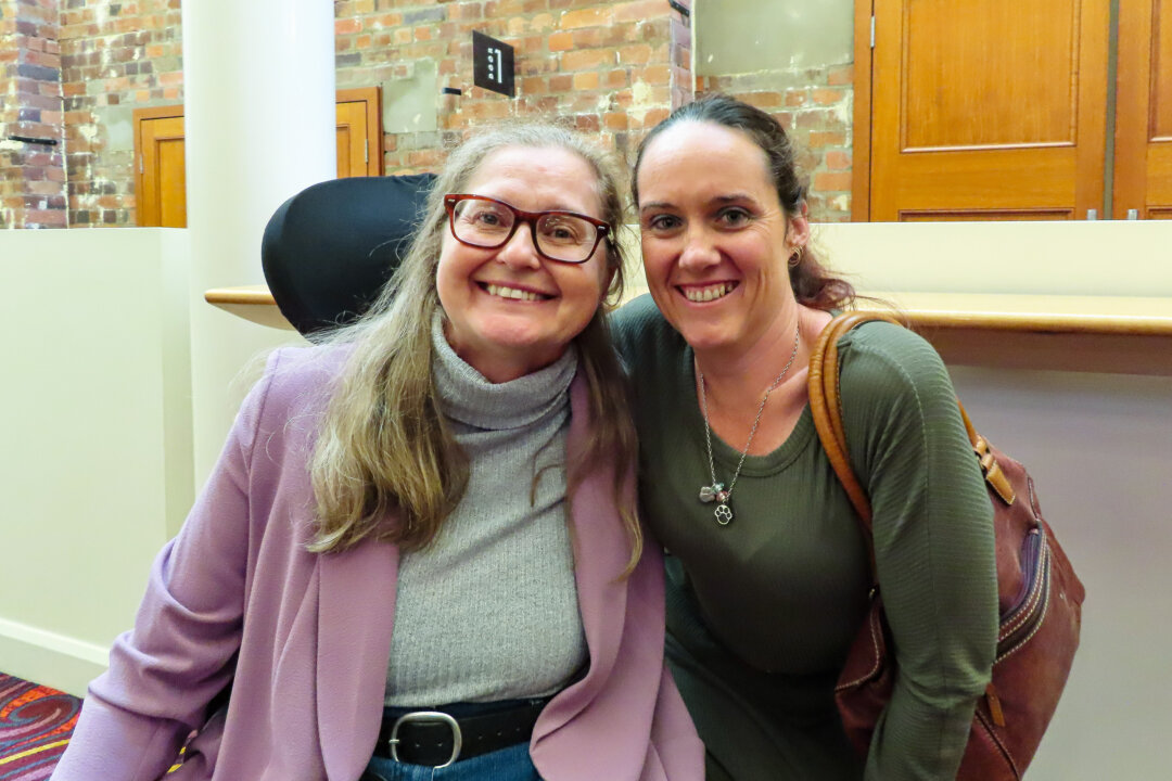Former theatre-maker Liz Schneidwin (L) and Sharla Sgrake (R) attend Shen Yun Performing Arts at the Empire Theatre in Toowoomba, Australia, on May 4, 2022. (Rebecca Zhu/The Epoch Times)