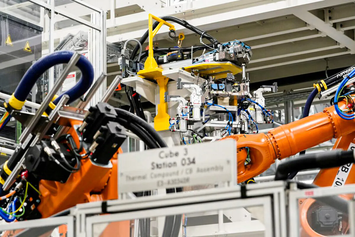 Machines on a battery tray assembly line during a tour at the opening of a Mercedes-Benz electric vehicle Battery Factory, marking one of only seven locations producing batteries for their fully electric Mercedes-EQ models, in Woodstock, Ala. on March 15, 2022. (Elijah Nouvelage/Reuters)