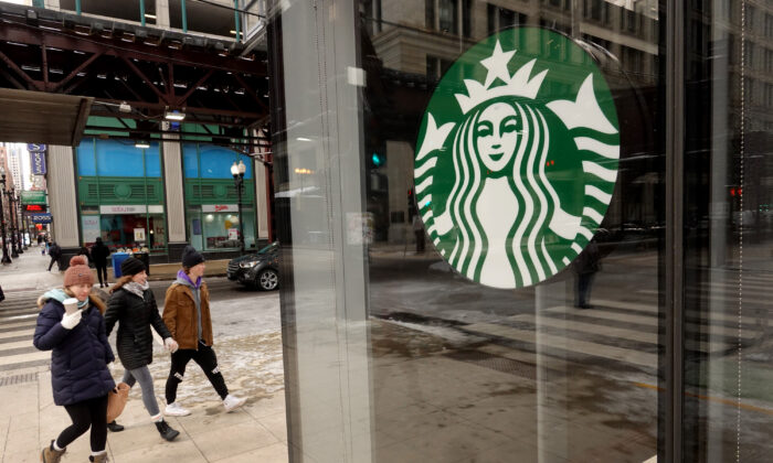 2022 年 1 月 4 日，星巴克标志挂在芝加哥 Loop 的一家连锁咖啡店的橱窗上。（斯科特·奥尔森/盖蒂图片社）