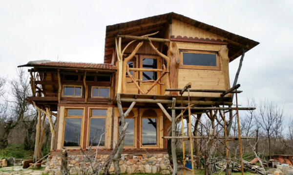 Man Builds Teahouse From Natural and Reclaimed Materials to Share His 'Aromatic Plant Cocktails'