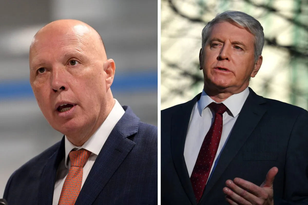 (L-R) Defence Minister Peter Dutton, Shadow Minister for Employment and Defence Brendan O’Connor. (AAP Image/Dan Himbrechts, AAP Image/Mick Tsikas) 