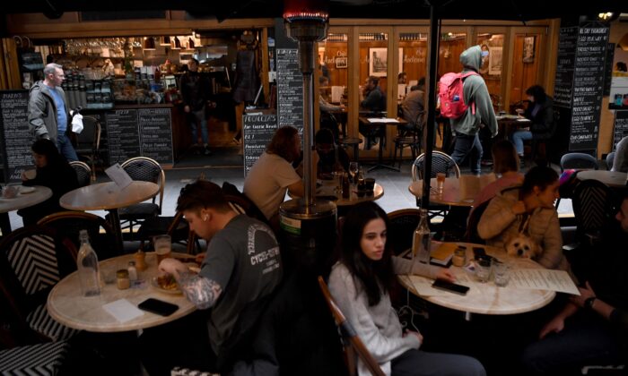2021 年 5 月 11 日，人们在澳大利亚墨尔本中央商务区的一家咖啡馆用餐。（William West/AFP via Getty Images）