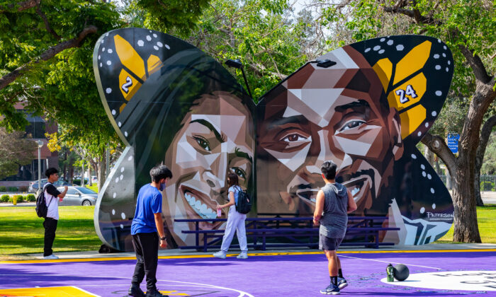 A basketball court inspired by basketball great Kobe Bryant and daughter his Gianna “Gigi” Bryant debuted in Anaheim's Pearson Park on May 1. The court is complete in Lakers purple and gold and with a butterfly-shaped sculpture of Kobe and Gigi. Anaheim, Calif., on May 5, 2022. (John Fredricks/The Epoch Times)