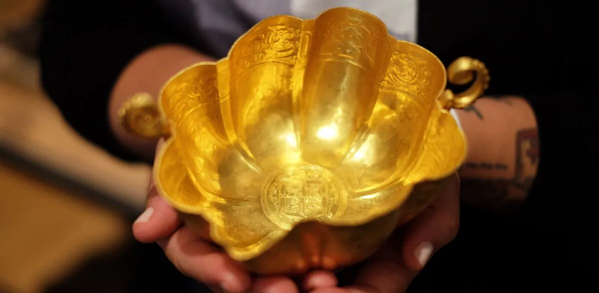 An employee shows a Spanish gold chalice at the Guernsey's in New York on July 6, 2015. (JEWEL SAMAD/AFP via Getty Images)