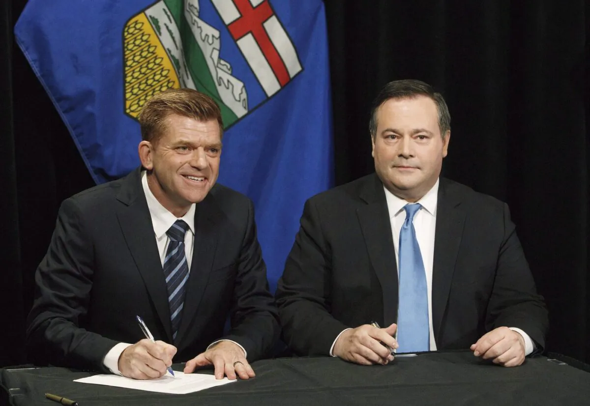 Alberta Wildrose Leader Brian Jean and Alberta Progressive Conservative Leader Jason Kenney sign a unity deal in Edmonton on May 18, 2017. (The Canadian Press/Jason Franson)
