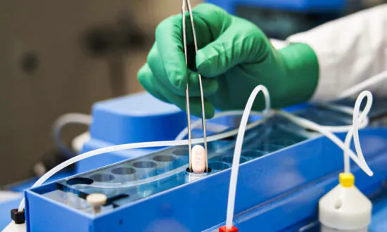 Study Finds Paxlovid, Molnupiravir Reduce Omicron Hospitalization, Mortality