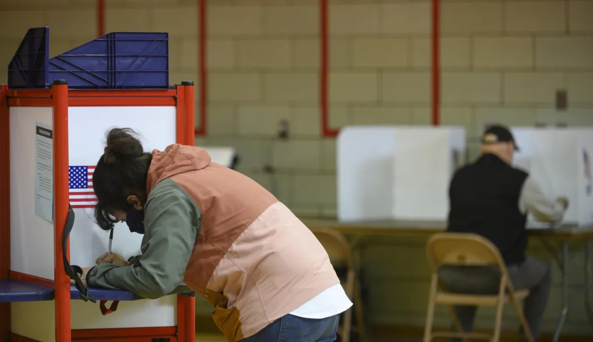 A voter fills in her ballot during primary voting at Central Elementary School in Kent, Ohio, on May 3, 2022. (Jeff Swensen/Getty Images)