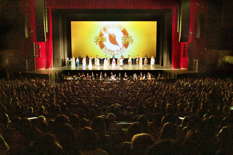 The audience at Shen Yun Performing Arts Touring Company's curtain call at Auditorio Nacional, in Mexico City, on May 5, 2018. (Ramon Reyna Herrmann/The Epoch Times)
