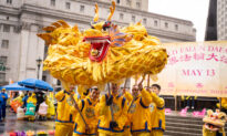 Hundreds of New Yorkers Brave Rain to Mark World Falun Dafa Day