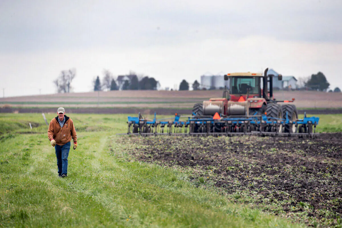 A file image of U.S. farmer Roger Murphy putting fertilizer in the ground on April 23, 2020, near Dwight, Ill. (Scott Olson/Getty Images)
