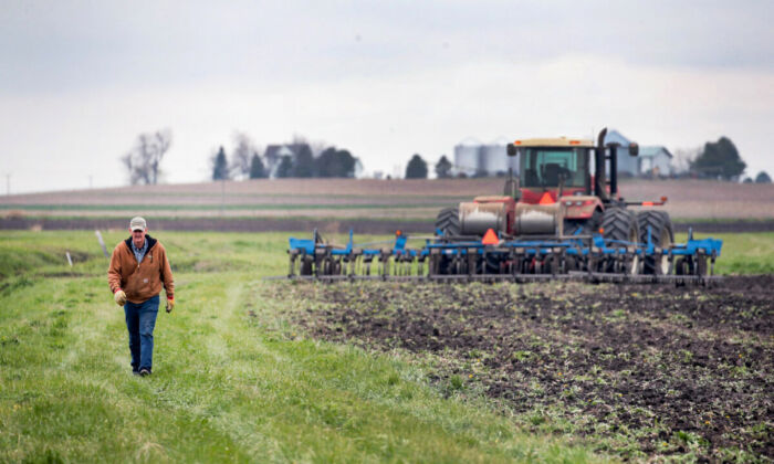 A file image of U.S. farmer Roger Murphy putting fertilizer in the ground on April 23, 2020, near Dwight, Ill. (Scott Olson/Getty Images)