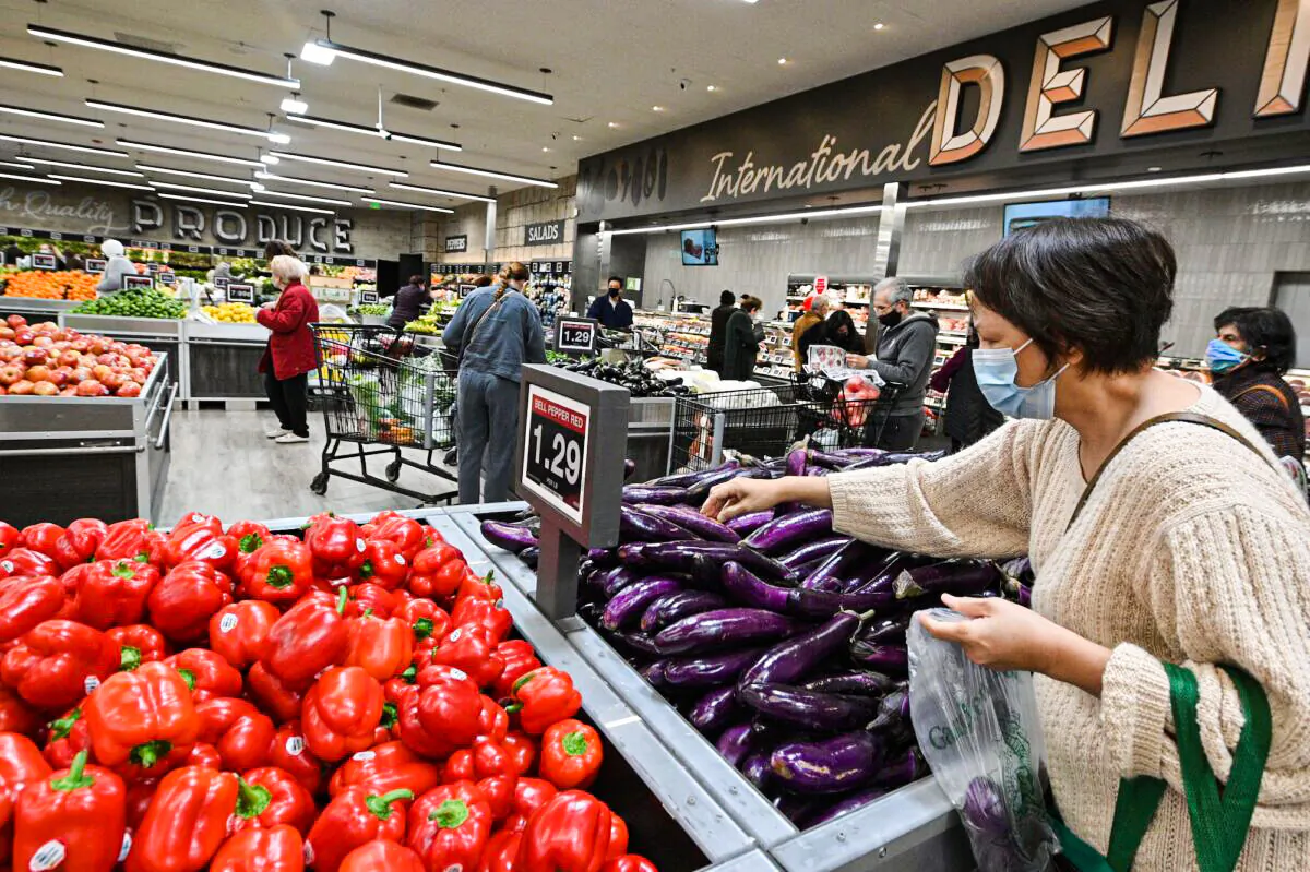 People shop for groceries at a supermarket in Glendale, Calif., on Jan. 12, 2022. (Robyn Beck/AFP/Getty Images)