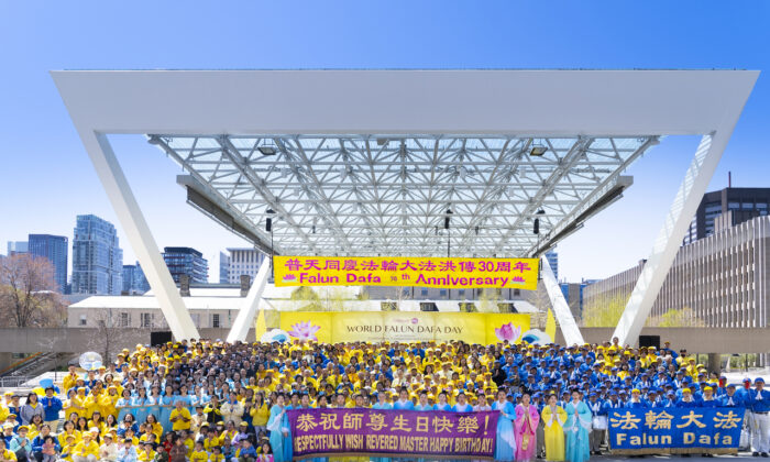 Hundreds of Falun Gong adherents commemorated the 30th anniversary of the spreading of the practice in downtown Toronto on May 7, 2022. (Evan Ning/the Epoch Times)