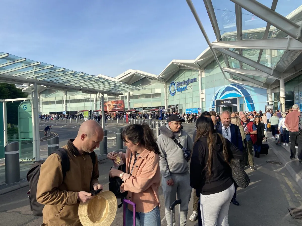 Thousands of passengers were forced to wait in long queues for several hours outside Birmingham Airport, England, on May 9, 2022. (Twitter user @BobBlack1964/PA)