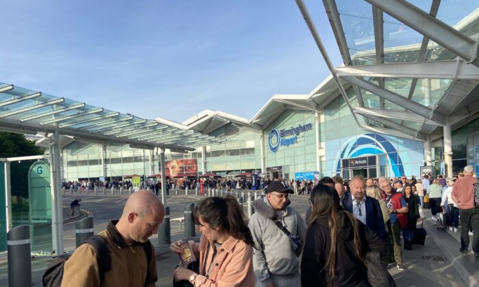 Thousands of passengers were forced to wait in long queues for several hours outside Birmingham Airport, England, on May 9, 2022. (Twitter user @BobBlack1964/PA)