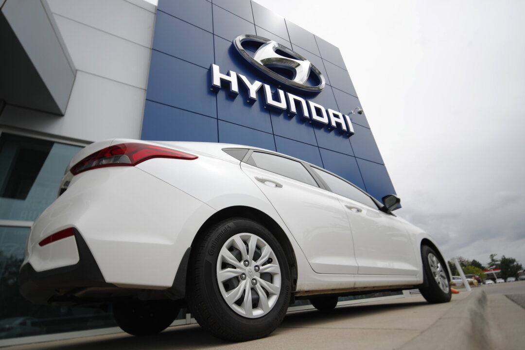 Affluent Buyers Lift US New-Vehicle Market as Toyota, Hyundai Pass Ford, Challenge GM