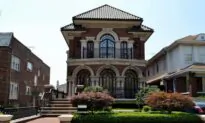US Home Prices in July Decline for First Time in Three Years