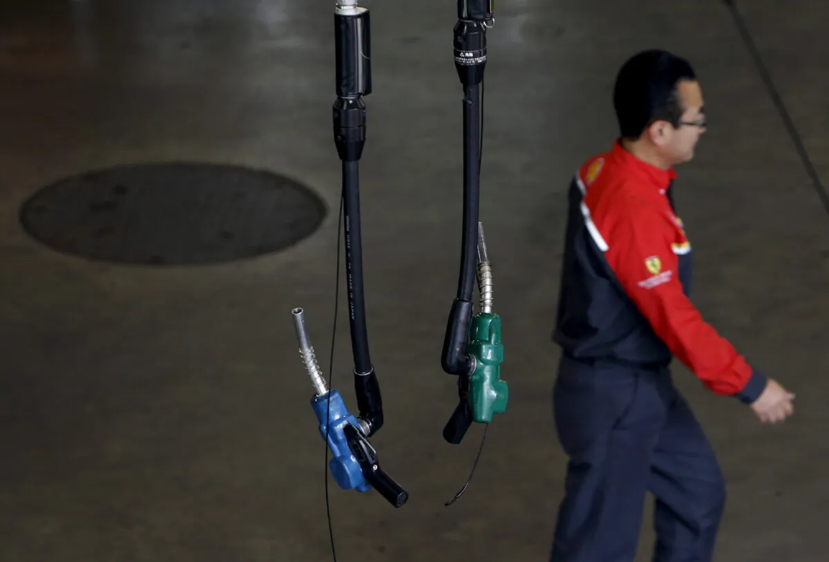 Pumps at a Showa Shell Sekiyu gas station in Tokyo, on Nov. 11, 2015. (Yuya Shino/Reters)