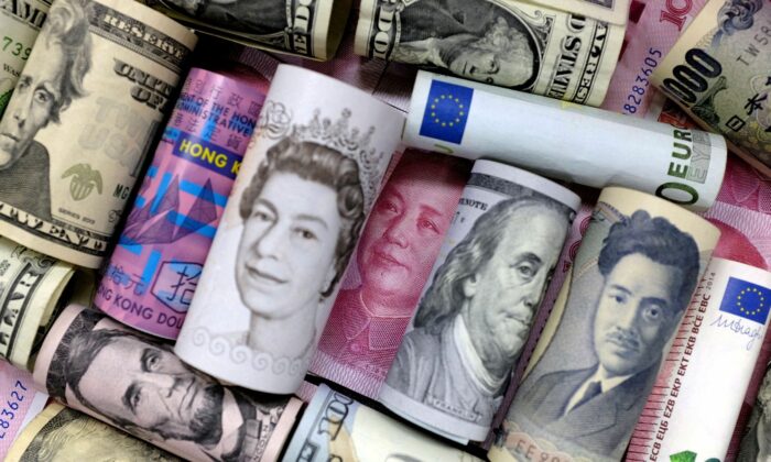 2016 年 1 月 21 日，欧元、港元、美元、日元、英镑和人民币纸币出现在这幅插图中。（Jason Lee/路透社）
