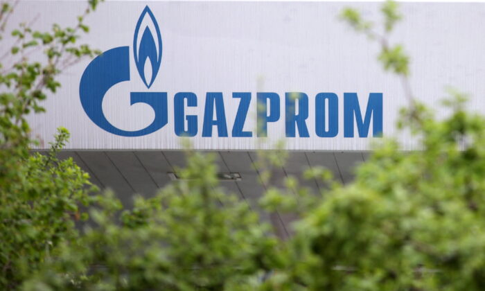 2022 年 4 月 27 日，在保加利亚索非亚的一个车站上可以看到俄罗斯能源公司 Gazprom 的标志。（Spasiyana Sergieva/路透社）