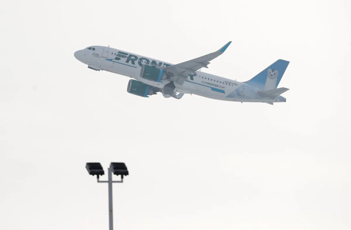 A Frontier Airlines Airbus A320neo plane departs from O'Hare International Airport in Chicago, Ill., on Nov. 30, 2018. (Kamil Krzaczynski/Reuters)