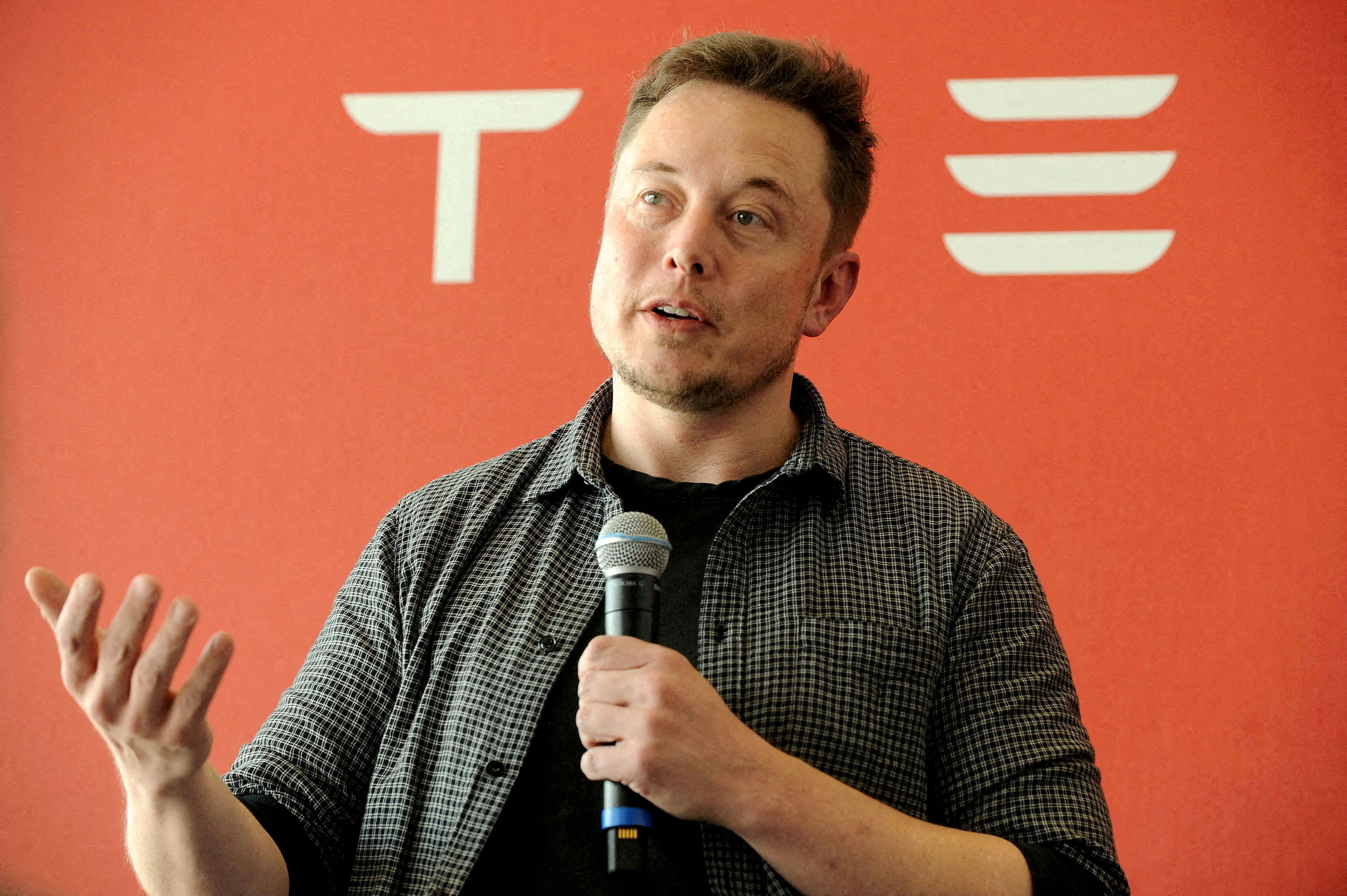Two Twitter Executives Flee Company Ahead of Elon Musk's Takeover - Vimarsana News