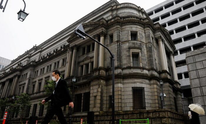 A man wearing a protective mask walks past the headquarters of Bank of Japan amid the coronavirus disease (COVID-19) outbreak in Tokyo, on May 22, 2020. (Kim Kyung-Hoon/Reuters)
