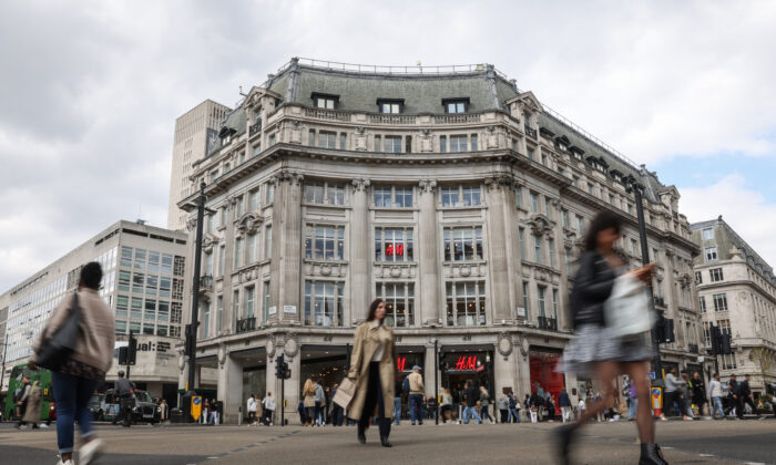 Pedestrians and shoppers cross the street at Oxford Street, in London, on April 22, 2022. (Hollie Adams/Getty Images)