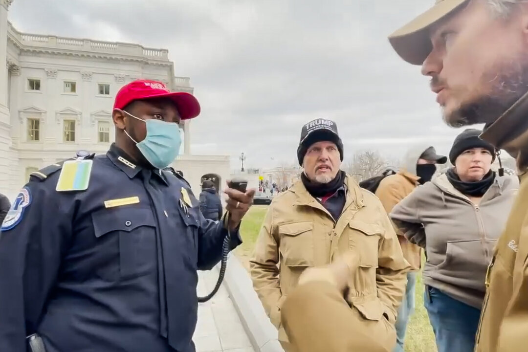 Capitol Police Lt. Tarik Khalid Johnson asks for help from two members of the Oath Keepers to rescue his colleagues trapped in the Capitol on Jan. 6, 2021. (Rico La Starza, Archive.org/Screenshot via The Epoch Times)
