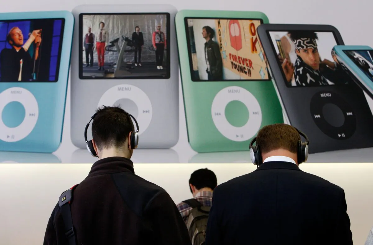 Customers at an Apple Store wear headphones as they listen to new Apple iPod nanos in San Francisco, on Oct. 22, 2007. (Justin Sullivan/Getty Images)