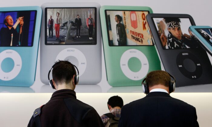 Customers at an Apple Store wear headphones as they listen to new Apple iPod nanos in San Francisco, on Oct. 22, 2007. (Justin Sullivan/Getty Images)