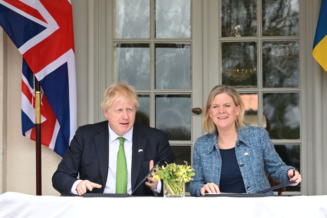 UK’s Johnson Signs Security Assurances With Sweden, Finland