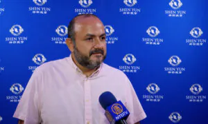 University Dean Moved by the Depth of Shen Yun