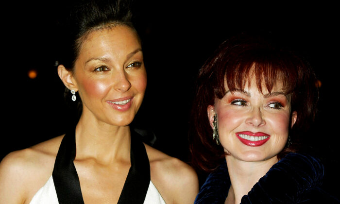 Actress Ashley Judd (L) and her mother singer Naomi Judd arrive at the premiere of "Twisted" at Paramount Studios in Los Angeles on Feb. 23, 2004. (Kevin Winter/Getty Images)