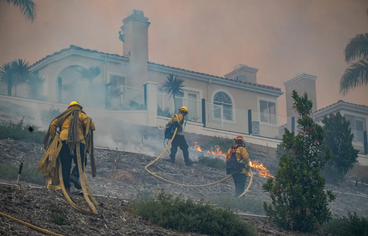 Firefighters work on extinguishing the Costal Fire in Laguna Niguel, Calif., on May 11, 2022. (John Fredricks/The Epoch Times)