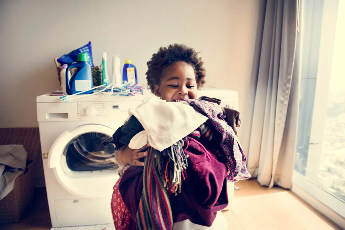 Giving children more responsibilities at a young age expands their horizon. (Rawpixel.com/Shutterstock)