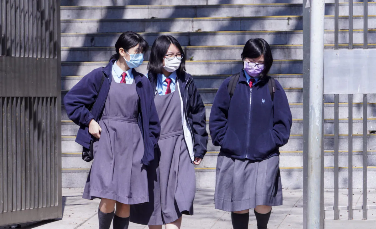 Three students of a Hong Kong middle school on their way back home. (The Epoch Times Hong Kong)