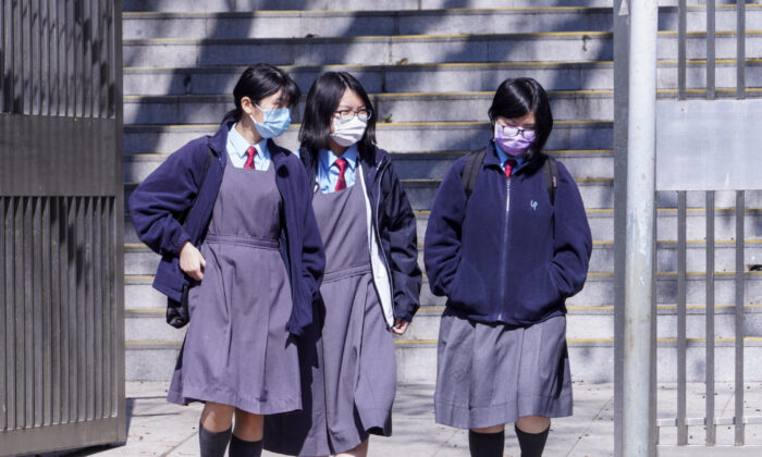 Three students of a Hong Kong middle school on their way back home. (The Epoch Times Hong Kong)