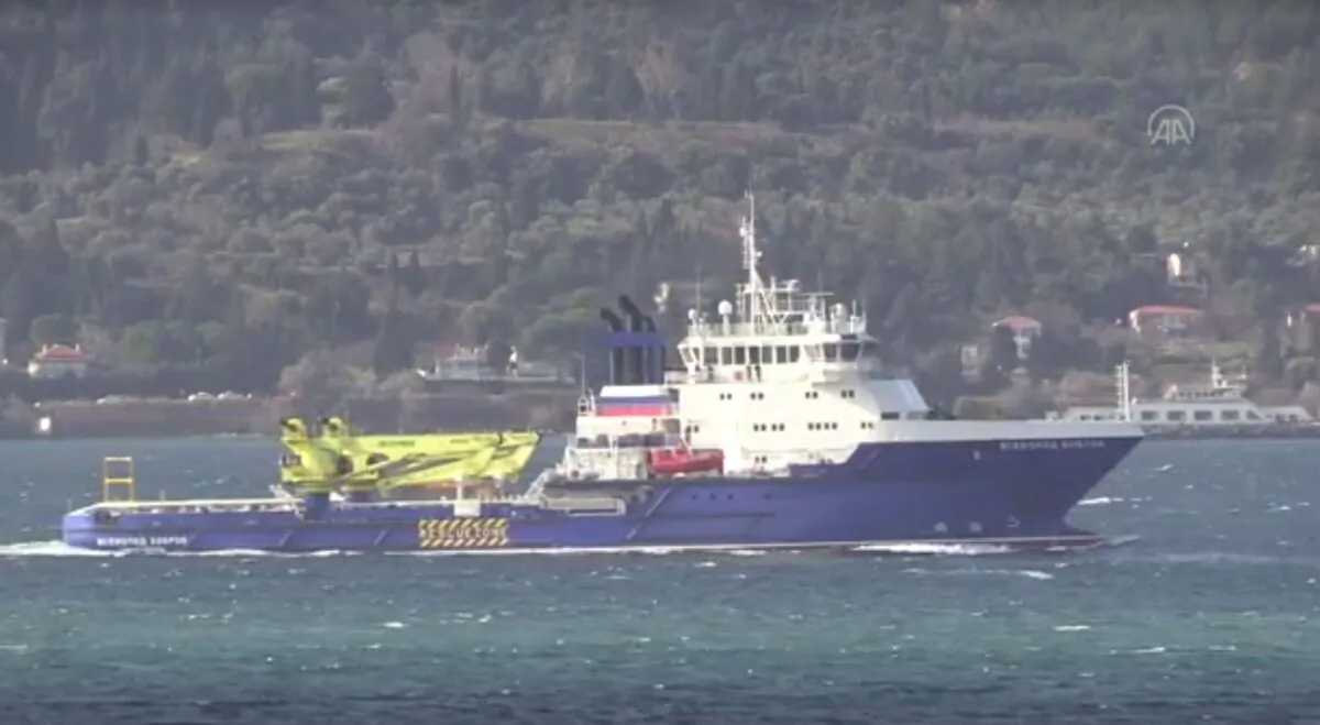 A ship belonging to the Russian Navy, the 95-meter logistic support vessel "Vsevolod Bobrov", heads to the Black Sea, passing through the Dardanelles Strait in Turkey’s western province of Canakkale, on Jan. 6, 2022, in a still from video. (Anadolu Agency via Reuters/Screenshot via The Epoch Times)
