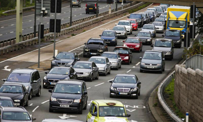 A file photograph shows a traffic jam as cars head towards the approach tunnel of Heathrow Airport, west London, Britain November 26, 2015. (Reuters/Peter Nicholls/files)