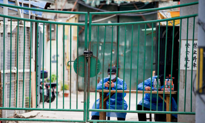 Security guards man a residential area under a lockdown in Beijing o­n May 11, 2022. (Noel Celis/AFP via Getty Images)