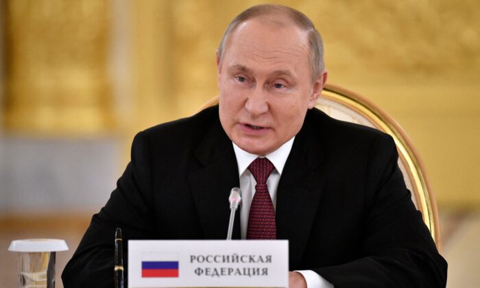 Prezydent Rosji Władimir Putin uczestniczy w spotkaniu przywódców państw członkowskich Organizacji Układu o Bezpieczeństwie Zbiorowym (OUBZ) na Kremlu w Moskwie 16 maja 2022 r. (Alexander Nemenov/Pool/AFP via Getty Images)