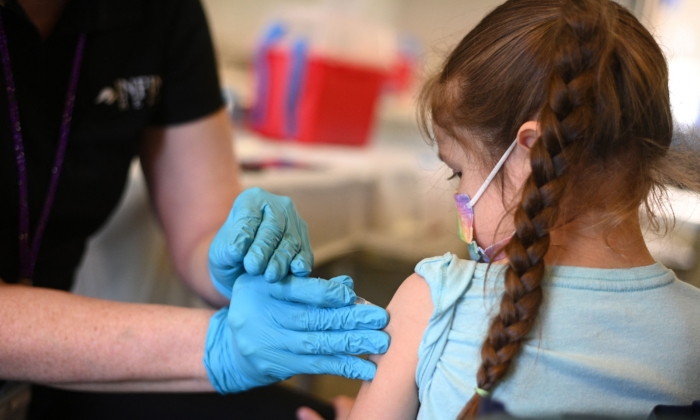 A nurse administers a pediatric dose of the COVID-19 vaccine to a young girl at a vaccination clinic in Los Angeles on Jan. 19, 2022. (Robyn Beck/AFP via Getty Images)